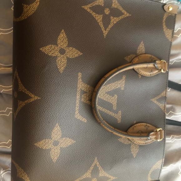InTheGo MM LV tote - Picture 3 of 9